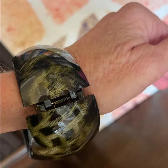 Green Chunky Bangle Bracelet - Picture 7 of 9